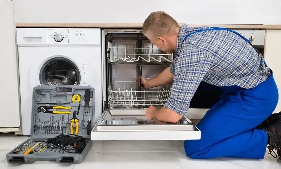 Çamlıdere Finlux servisi teknisyen ekibi beyaz eşya tamiri yaparken